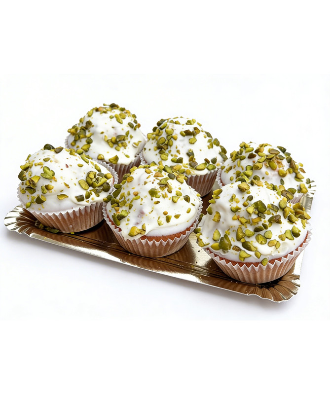 Magdalenas caseras de aceite de oliva virgen extra rellenas de pistacho y cubiertas de chocolate blanco